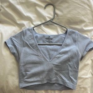 GARAGE SEAMLESS CROP TOP. V beck style, ribbed and seamless blue top